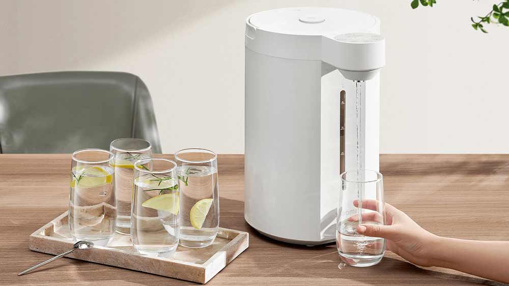 Člověk si nalévá vodu z výdejníku vody Xiaomi Smart Electric Hot Water Dispenser _02