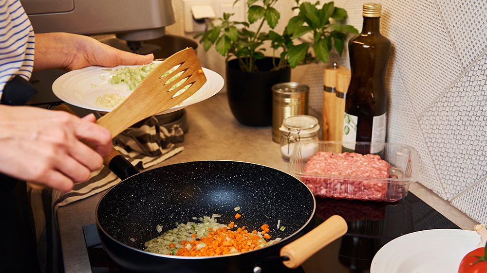 Smažení zeleniny v pánvi na indukční varné desce_03