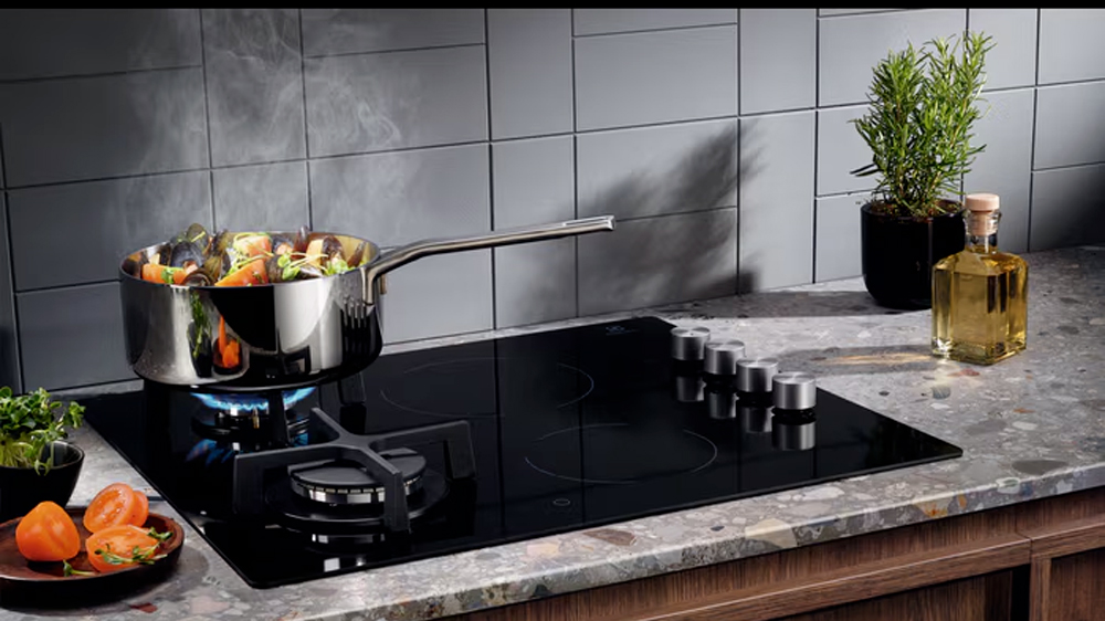 Z plného hrnce postaveného na hořáku kombinované varné desky Electrolux EGE6172NOK se valí pára_02