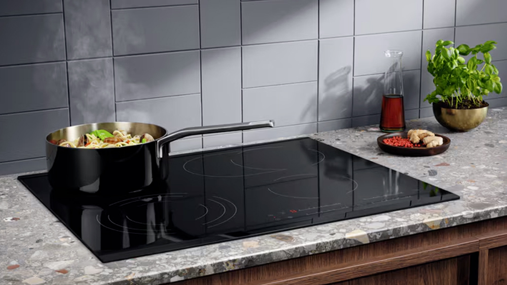 Z hrnce, který stojí na varné desce Electrolux Radiant Hob EHF6547FXK stoupá pára_02