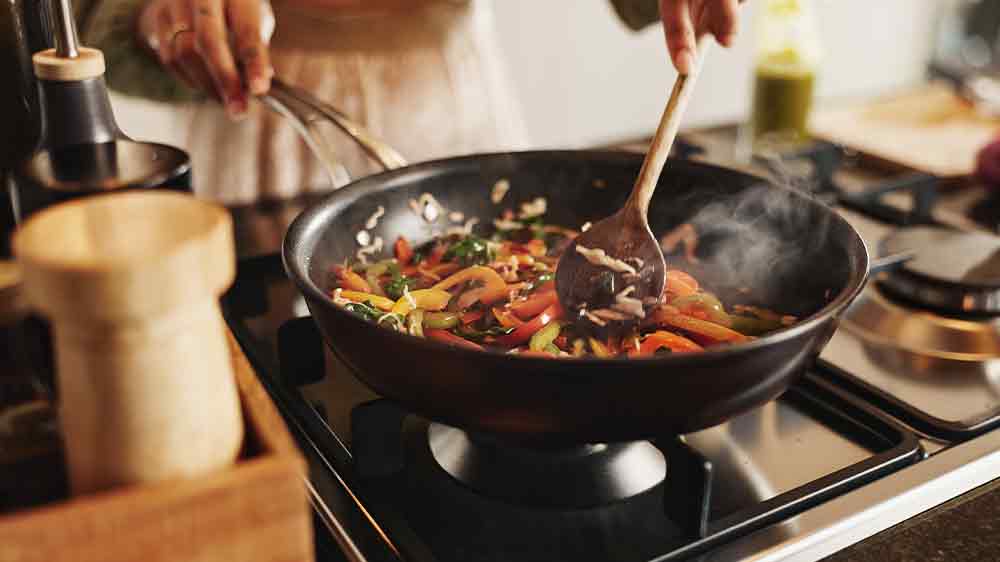 Pánvička s jídlem, ze které jde pára_02