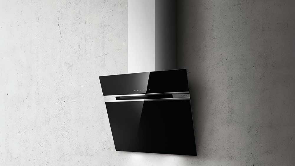 Komínová digestoř ELICA STRIPE LUX BL/A/60 s šedým pozadím_02