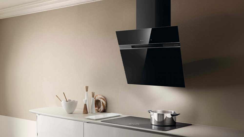 Komínová digestoř ELICA STRIPE LUX BL/A/60 nad kuchyňskou linkou_03