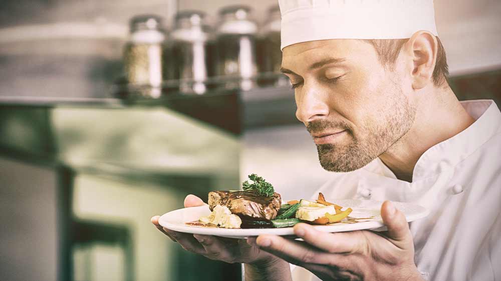 Kuchař čichající k jídlu_03