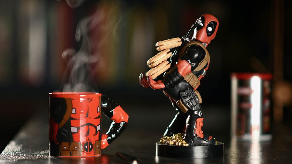 Figurka Cable Guys Deadpool 'Bringing Up The Rear' držící sušenky vedle hrnku_02