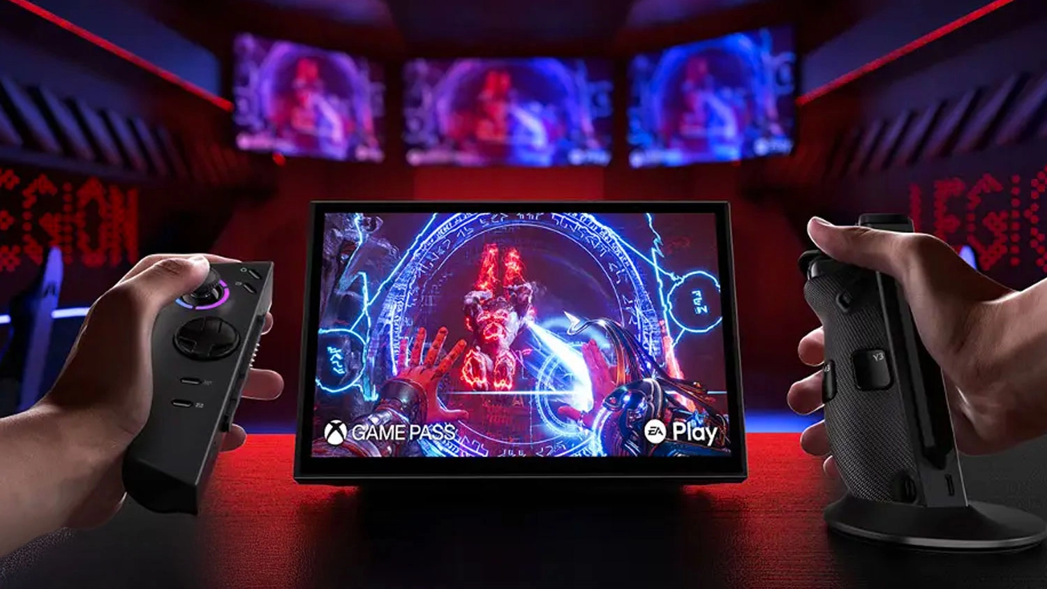 Muž hraje hry pomocí ovladačů Lenovo Legion Go 2 Controller