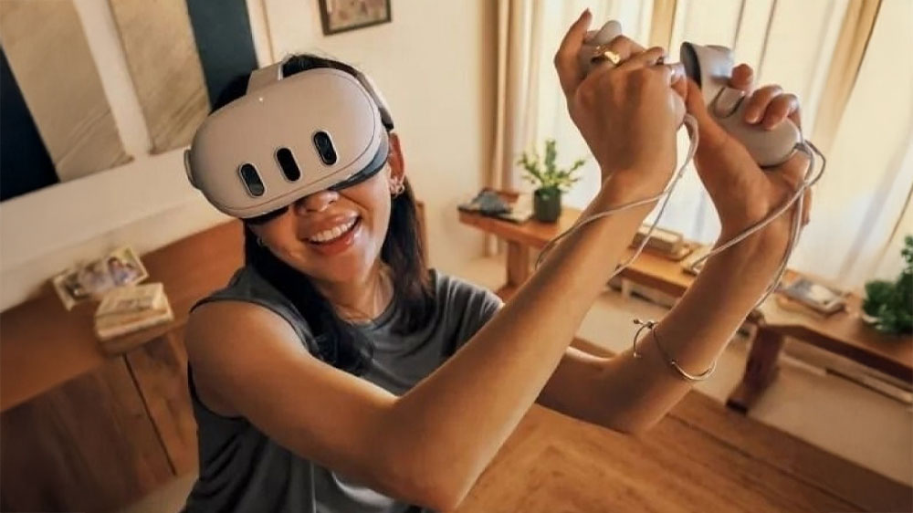 Žena používající brýle pro virtuální realitu Meta Quest 3_02