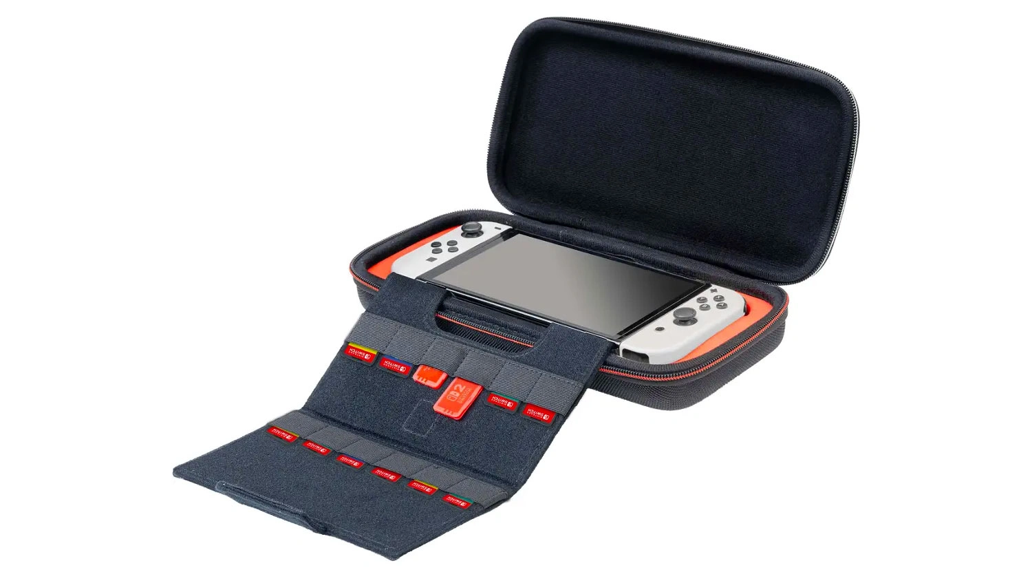 Otevřen&eacute; cestovn&iacute; pouzdro s vloženou konzol&iacute; Nintendo Switch a vyklopenou přihr&aacute;dkou na hern&iacute; karty.