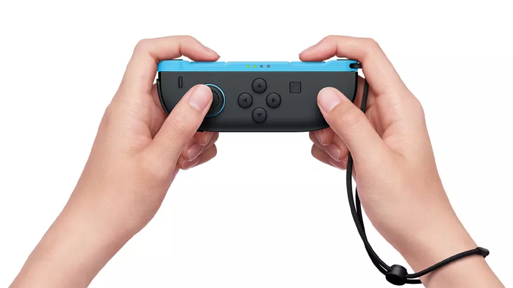 Ruky človeka držiaceho herný ovládač Nintendo Joy-Con 2 (L) Light Blue_02