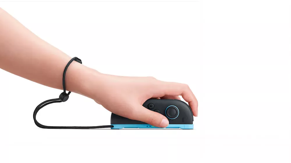 Ruka človeka používajúceho herný ovládač Nintendo Joy-Con 2 (L) Light Blue ako stolnú myš_03