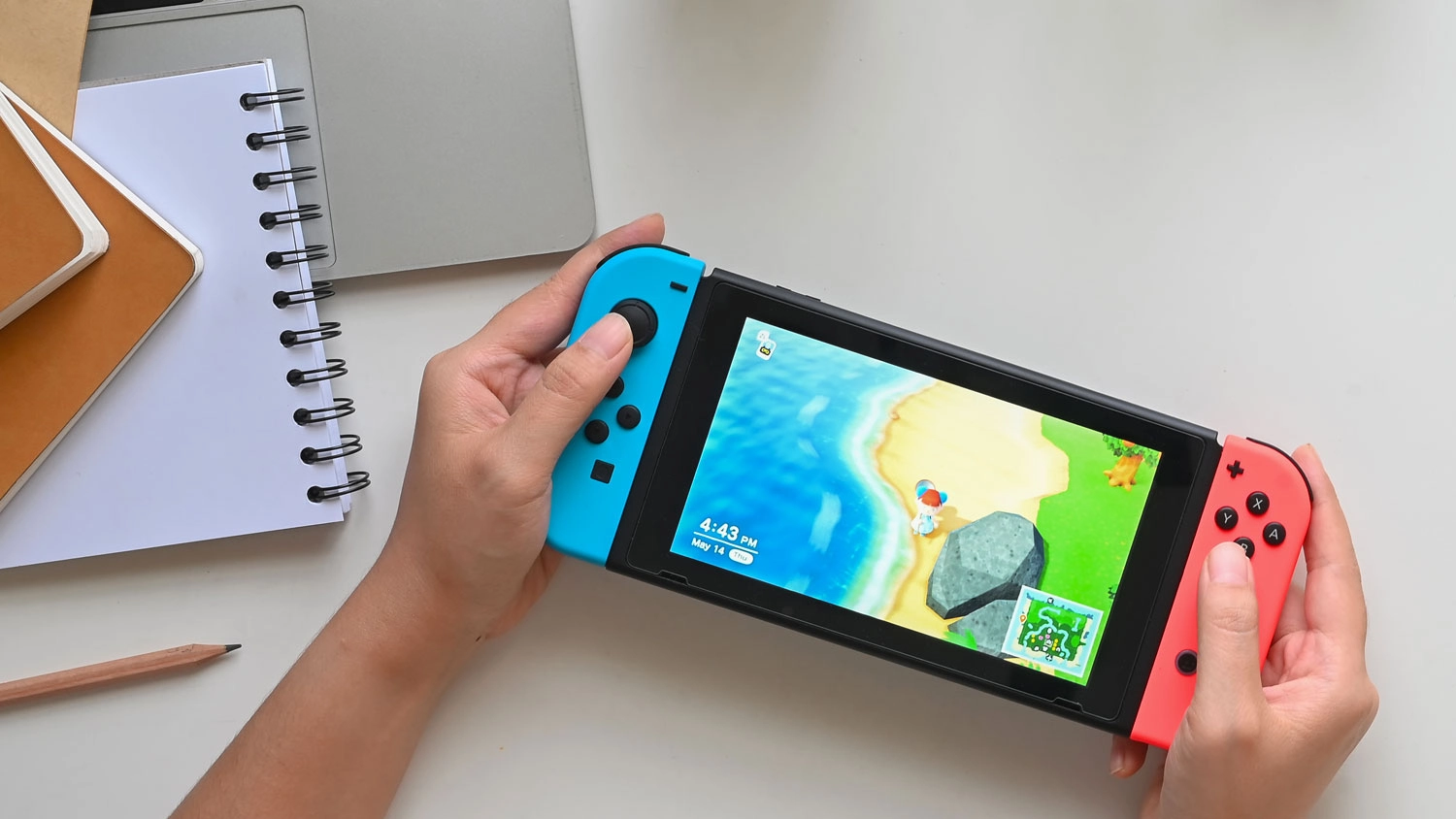 Žena hraje hru na Nintendo Switch 2