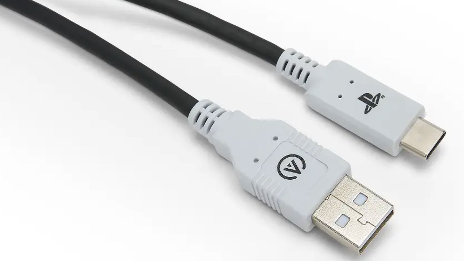 Detail bílých konektorů USB-A a USB-C černého kabelu PowerA s logy PlayStation a PowerA.