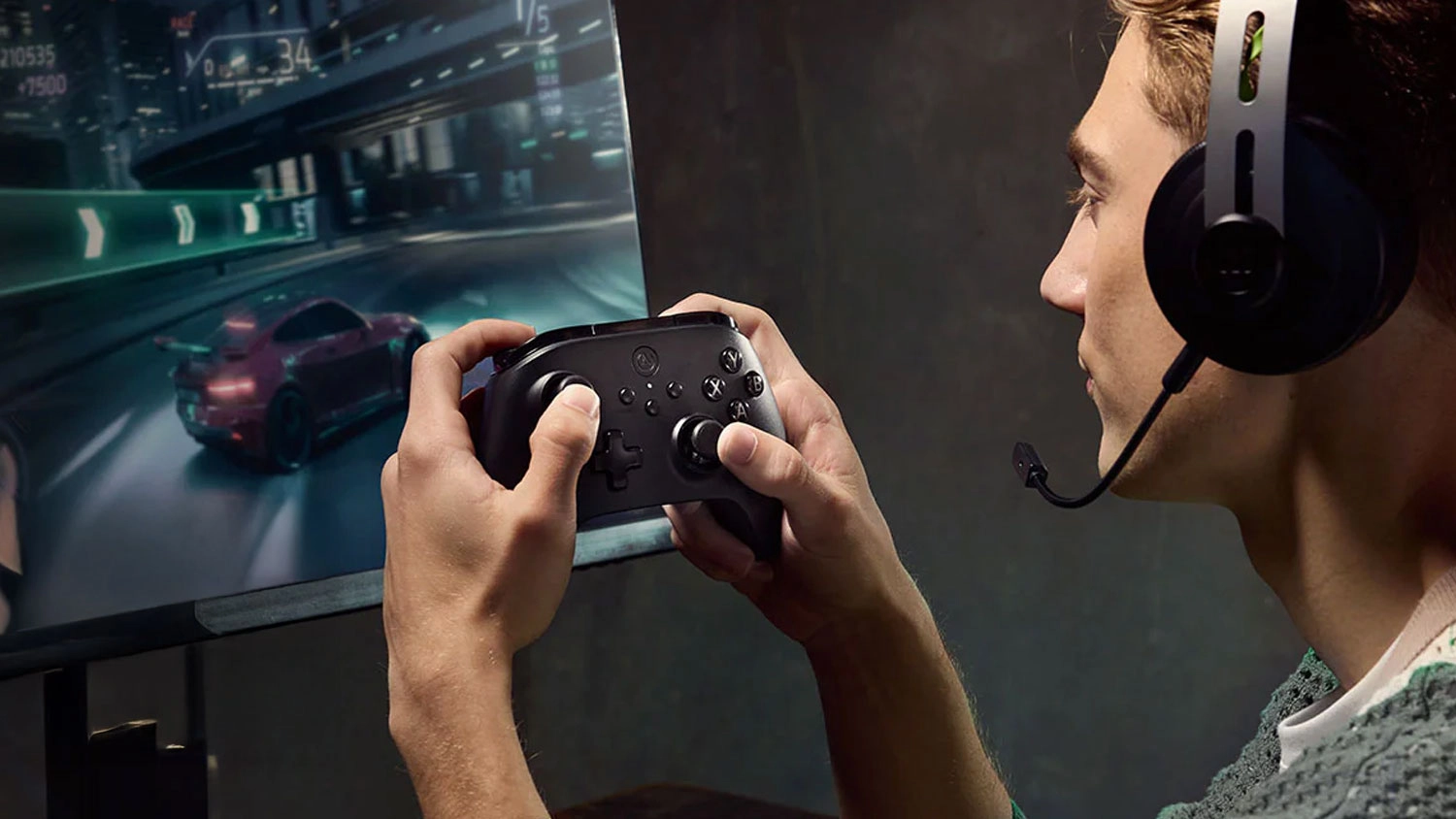 Muž hraje hry na PC s ovladačem PowerA Wireless Controller OPS v1 PC/Cloud