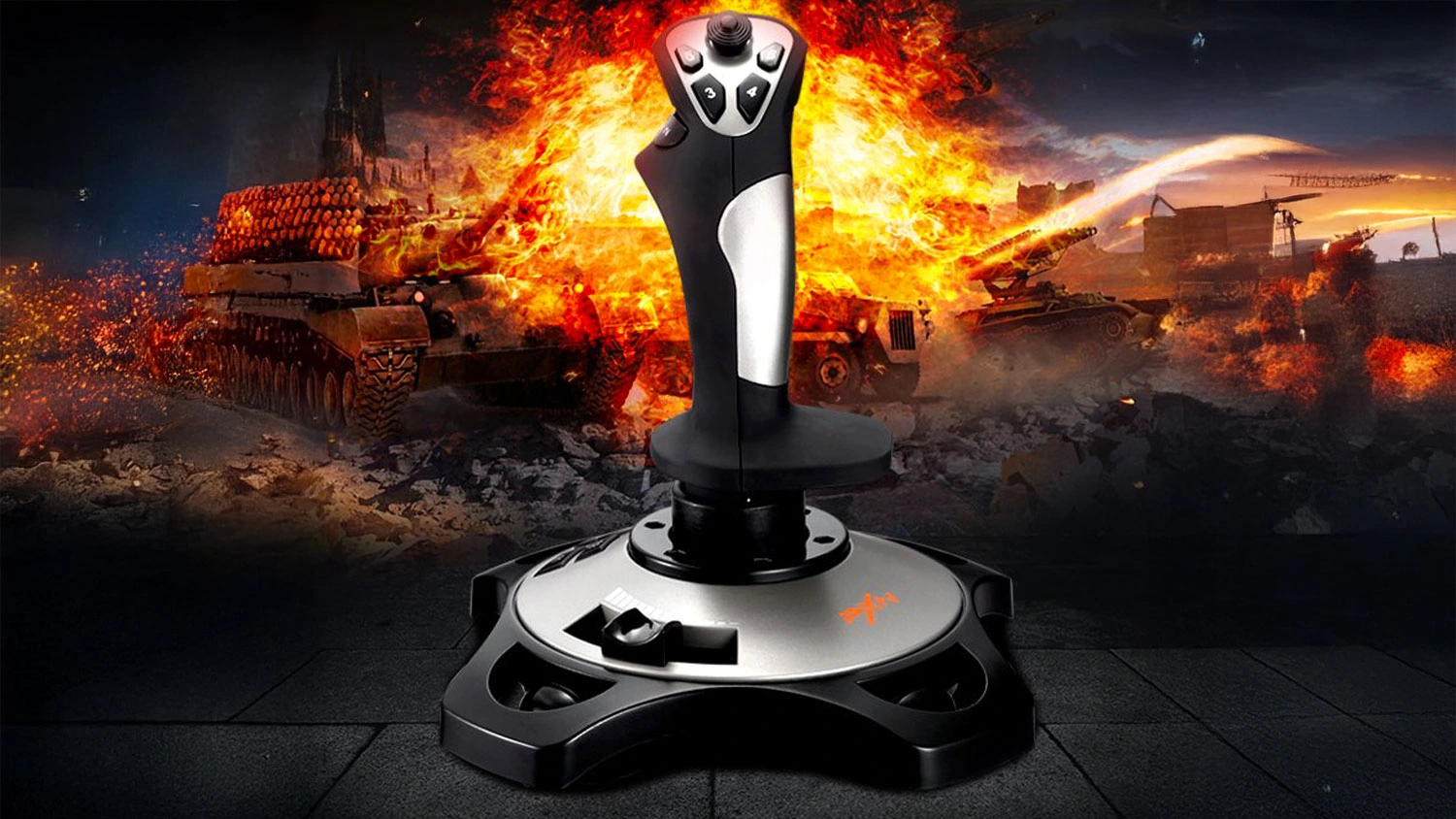 Herný joystick PXN 2113PRO Flightstick v čierno-striebornom vyhotovení na pozadí vojnovej scény s tankami a výbuchmi.