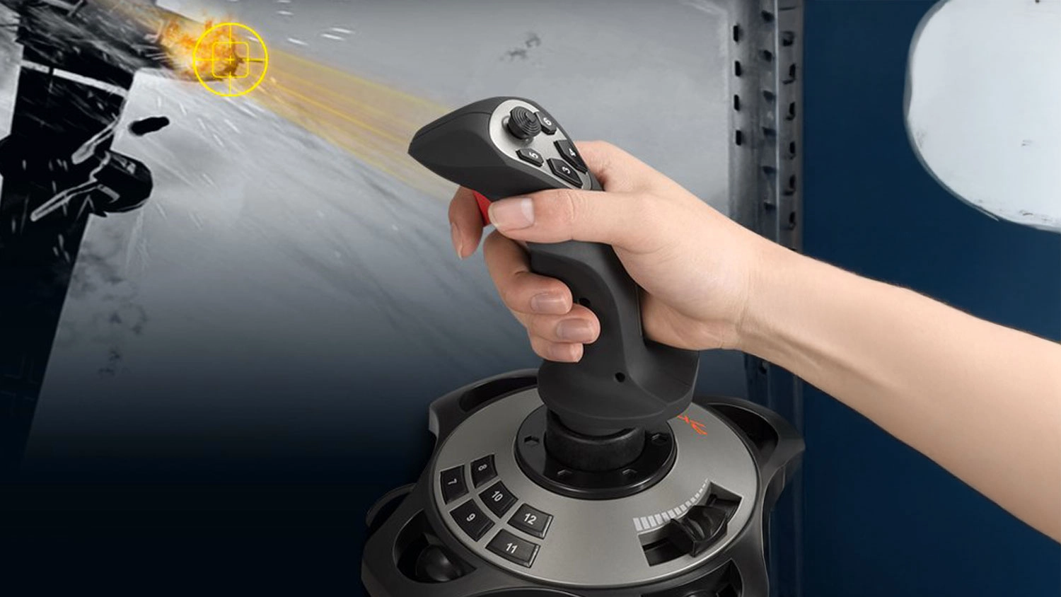 Ruka ovládajúca herný joystick PXN 2113PRO Flightstick s leteckou simuláciou v pozadí.