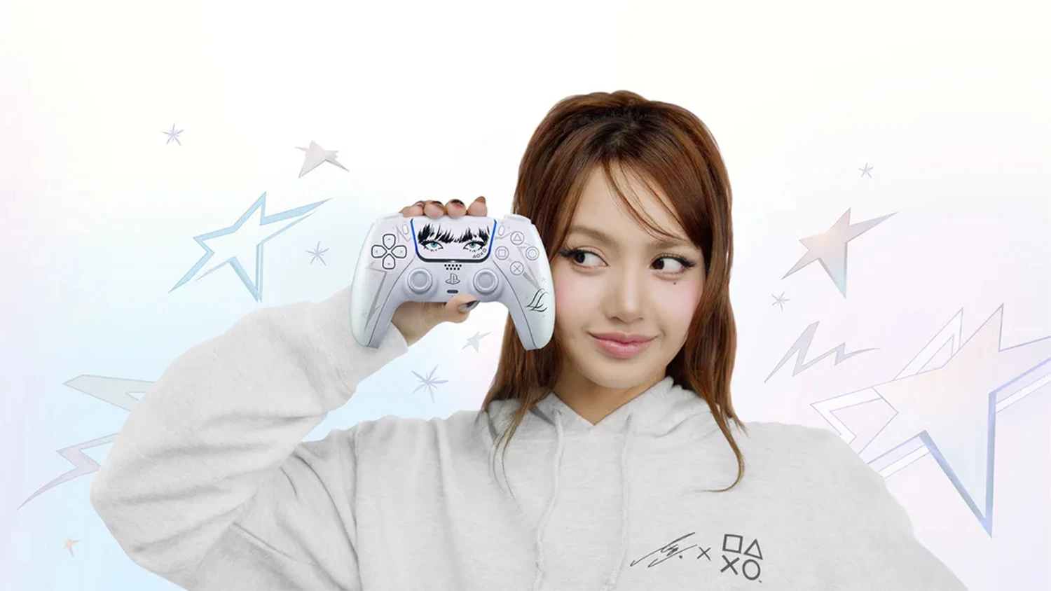 Lisa držící svůj ovladač Sony DualSense