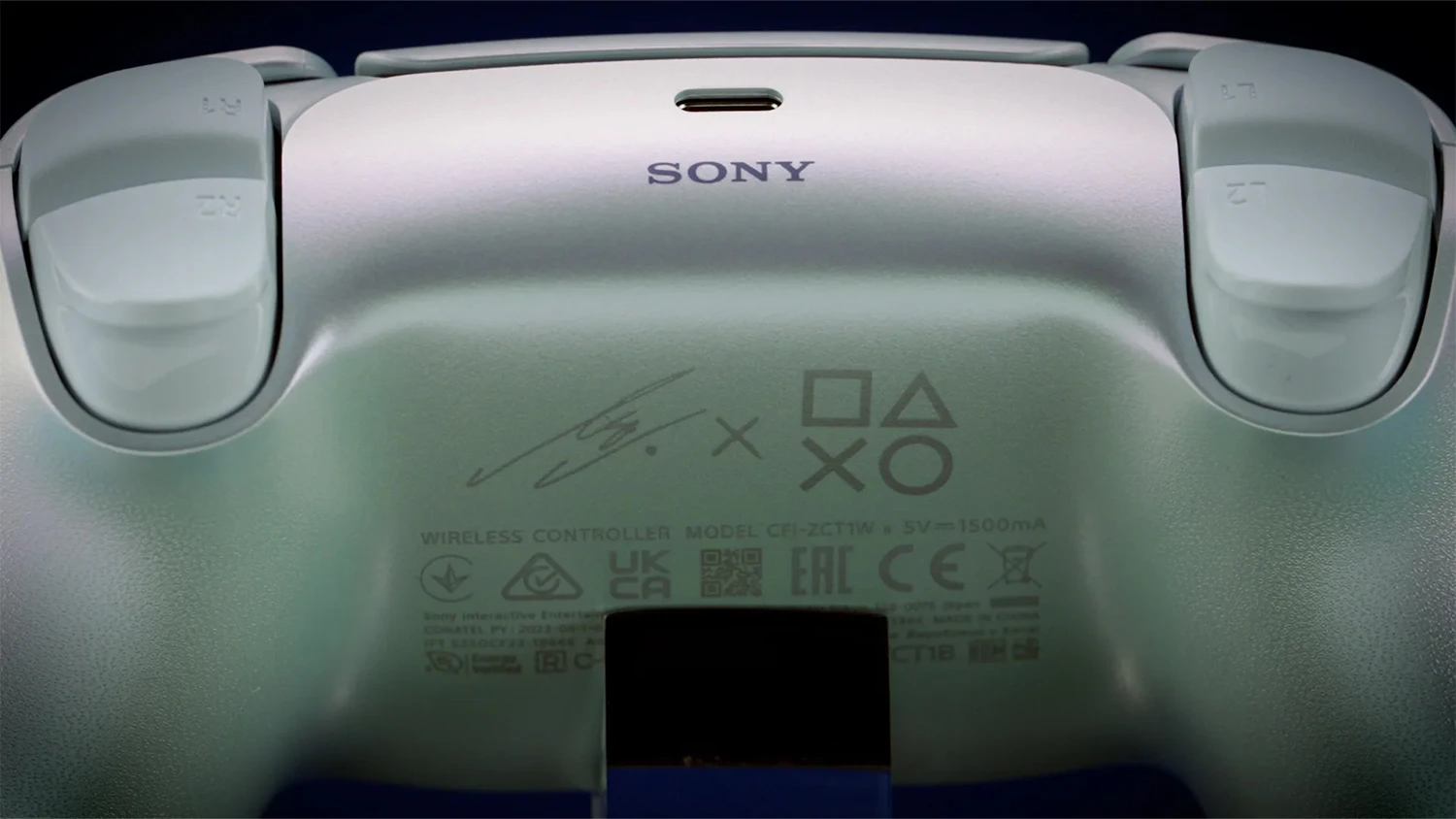 Detail na podpis Lisy na zadní straně ovladače Sony DualSense