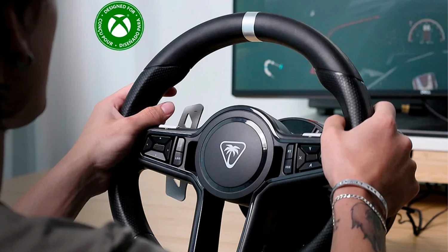Muž používajúci Turtle Beach VelocityOne Race KD3