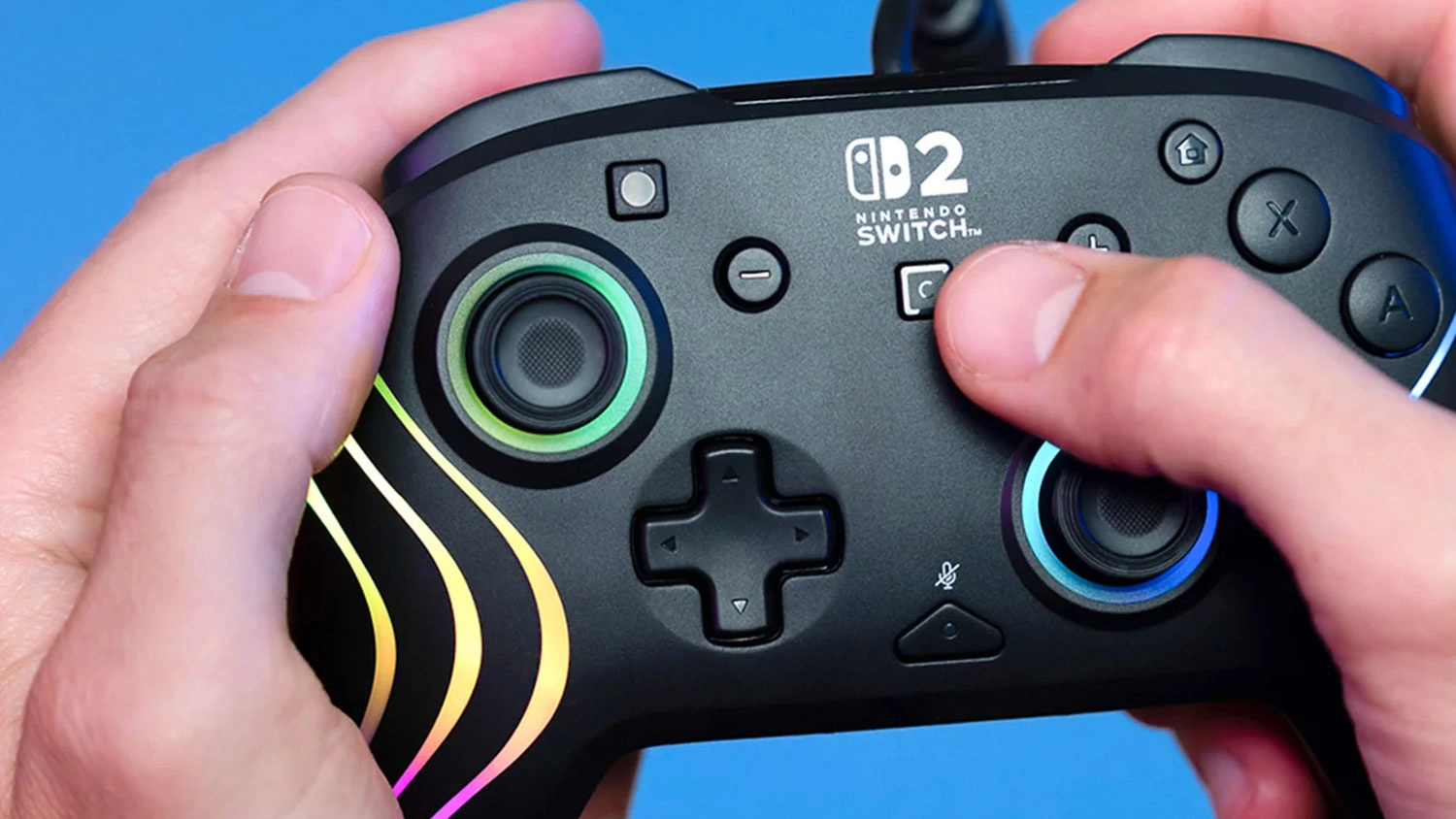 Ruky držia gamepad Turtle Beach Afterglow Wave Wired NS2 Black