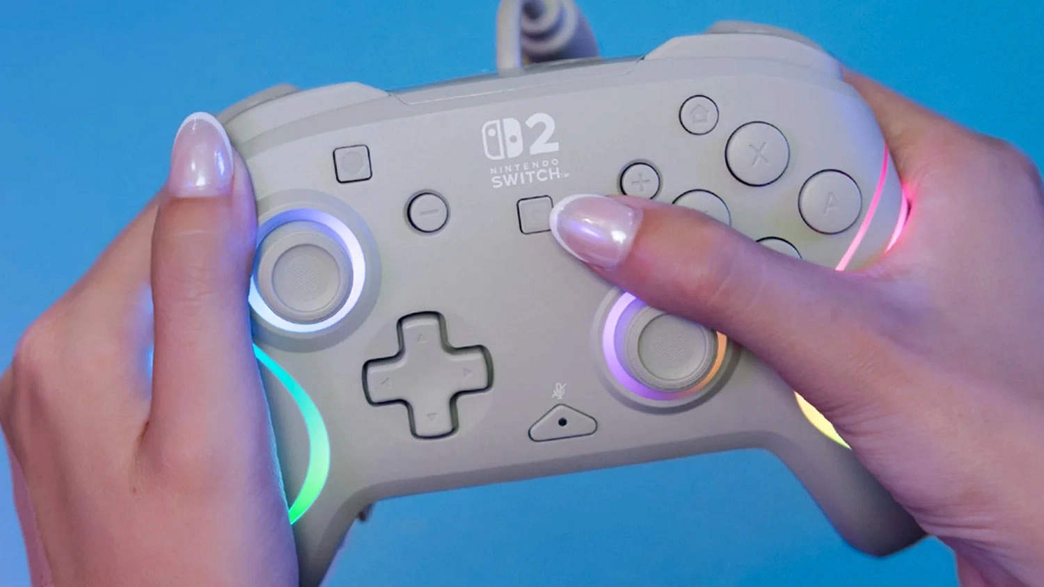 Ruky držia gamepad Turtle Beach Afterglow Wave Wired NS2 Grey