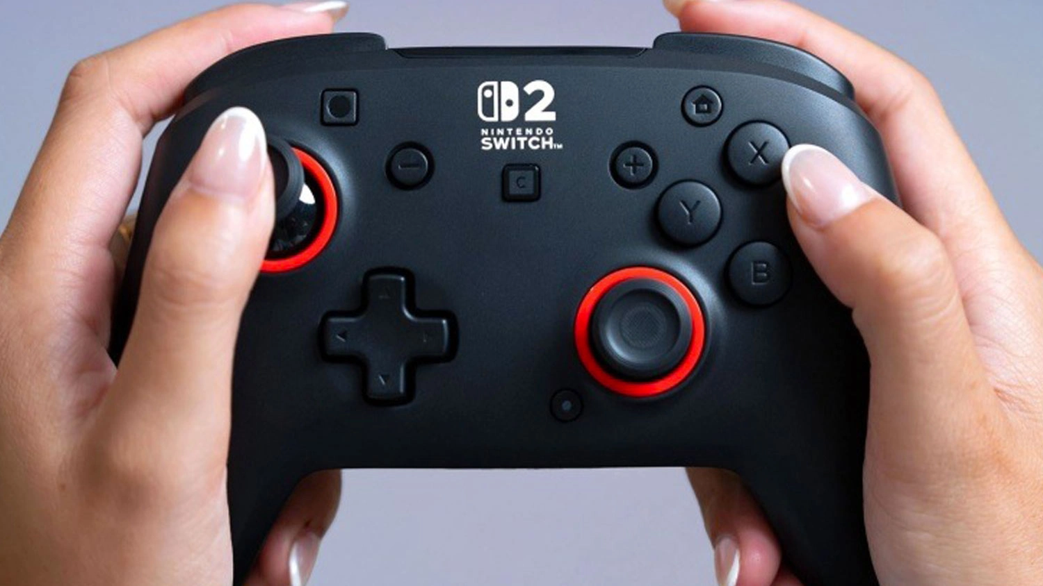 Ruky držia gamepad Turtle Beach Rematch Wireless NS2 Black