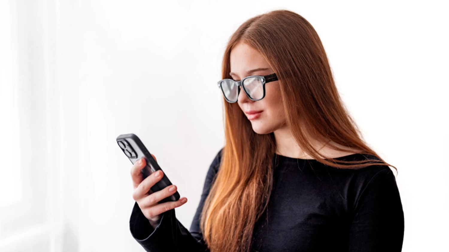 Dívka používající smartphone i chytré brýle