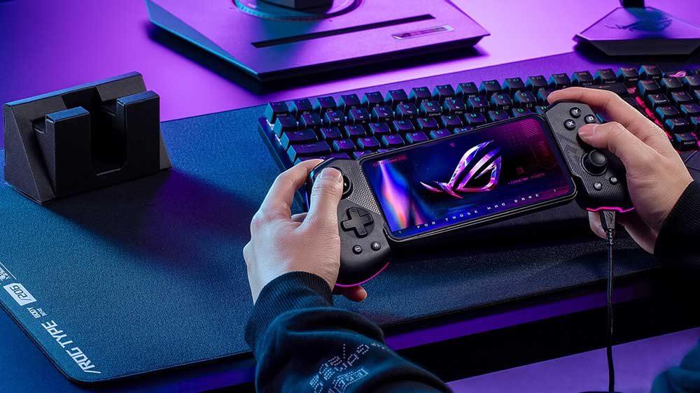 Muž hraje hru na telefonu s mobilním ovladačem ASUS ROG Tessen_02
