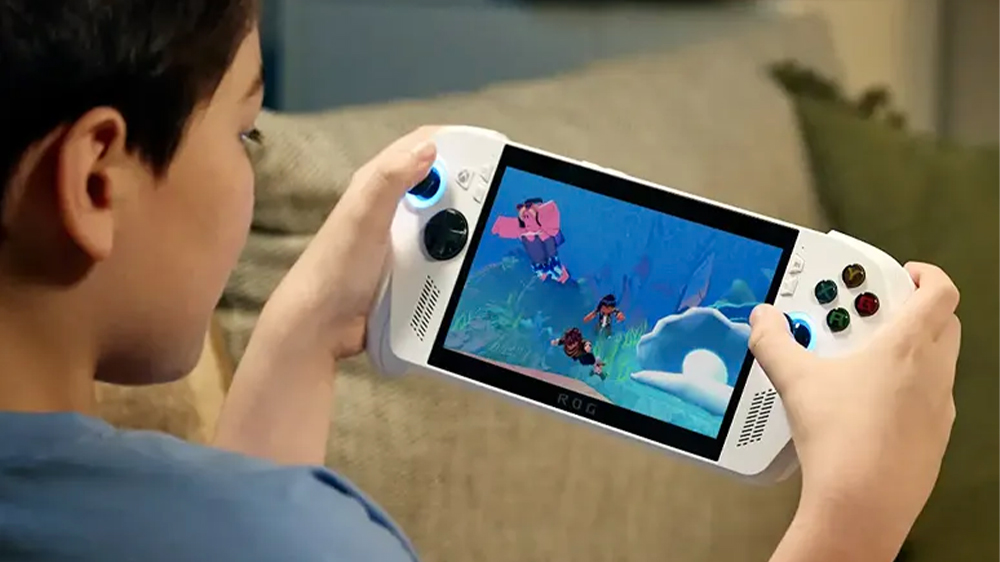 Chlapec hrá hru na hernej konzole Asus ROG Xbox Ally (2025) RC73YA_02