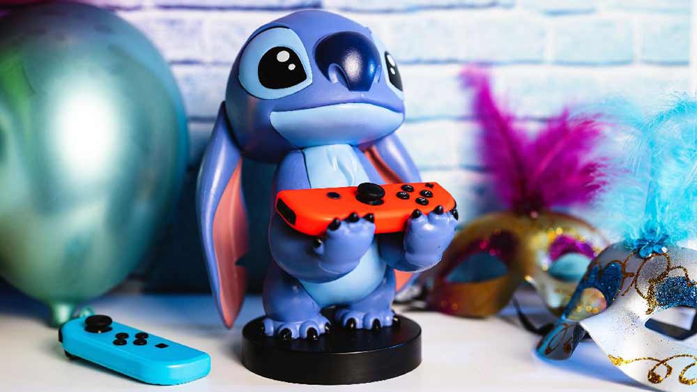 Figurka Exquisite Gaming Classic Stitch držící ovladač_02