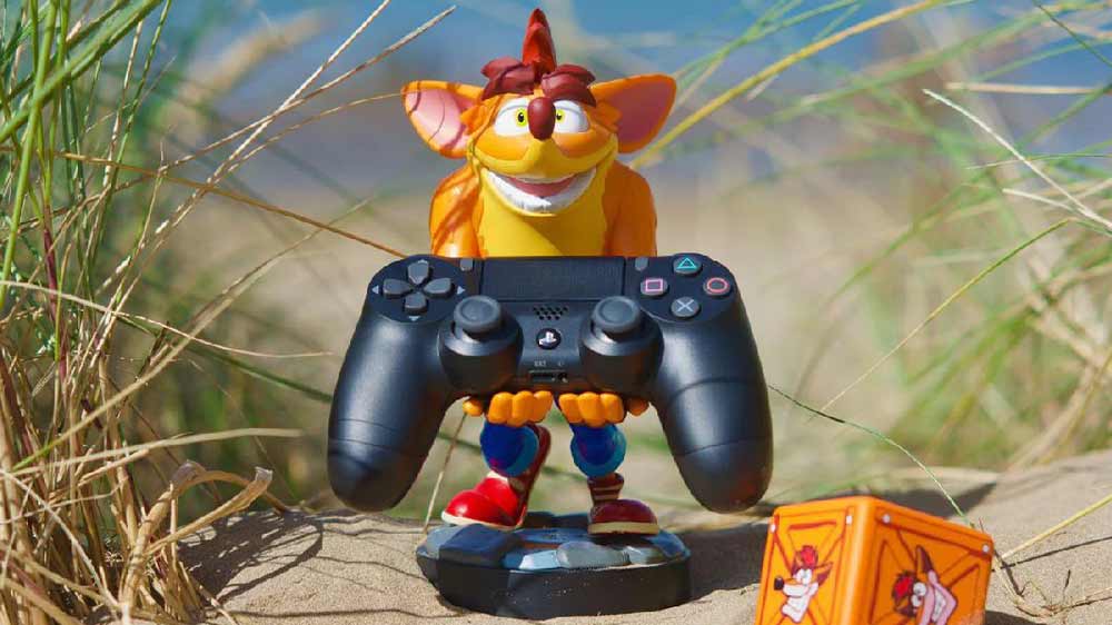 Figurka Exquisite Gaming Crash Bandicoot 4 držící ovladač_02