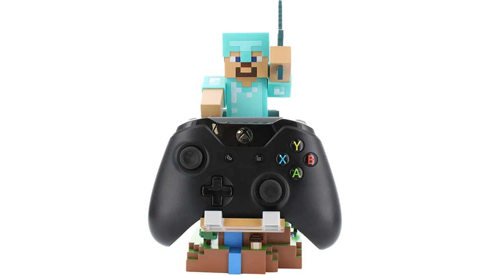 Figurka Exquisite Gaming Minecraft Steve v diamantovém brnění stojící na stole_02