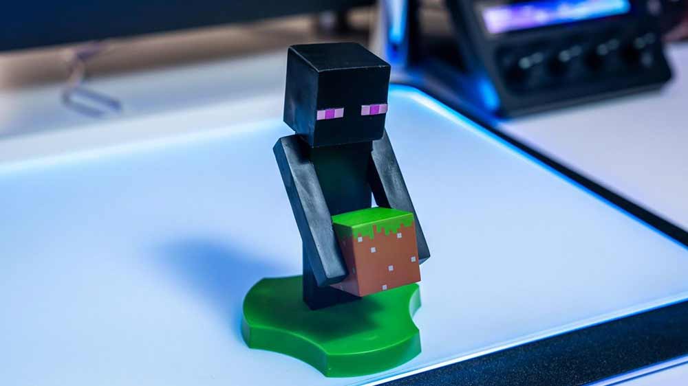 Figurka Exquisite Gaming Minecraft Enderman stojící na stole_02