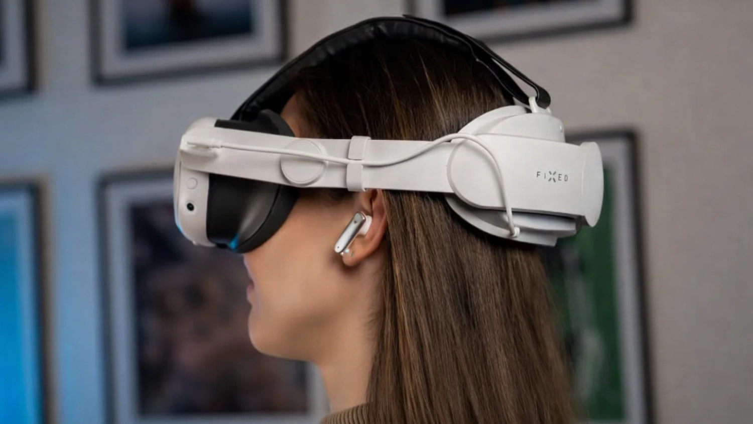 Žena hraje s VR headsetem a má na něm nabíjecí popruh