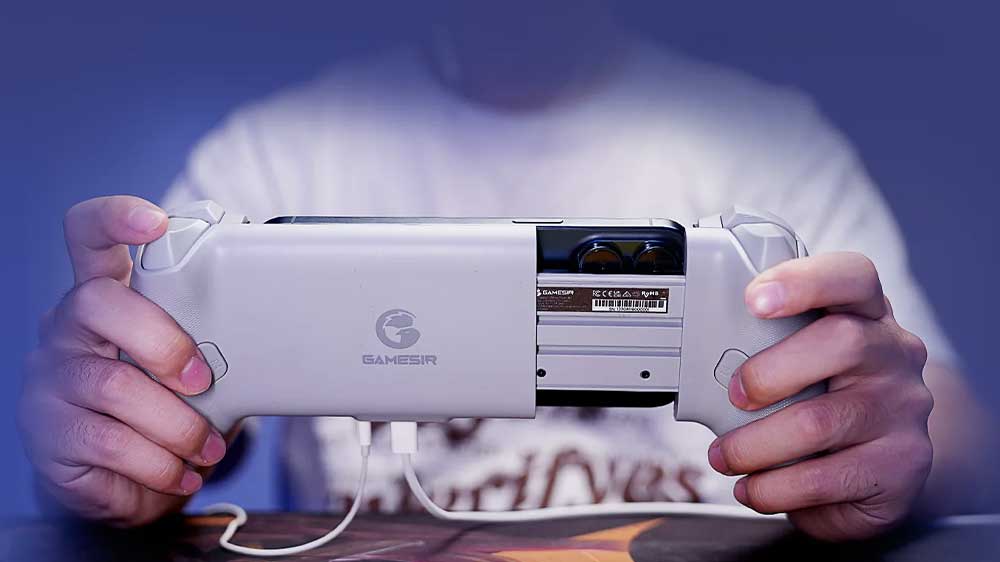 Člověk hrající na mobilu s ovladačem GameSir G8 Galileo_03