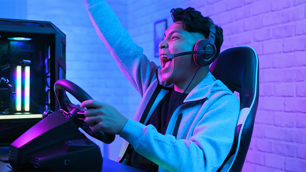 Muž hrající hru s volantem_04