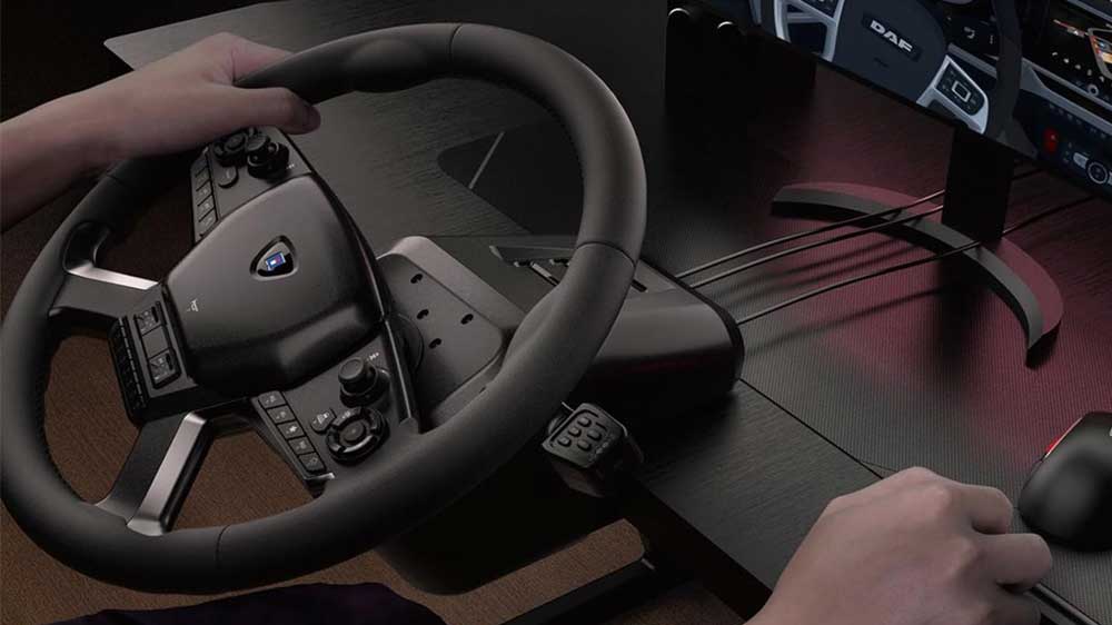 Muž hraje na počítači simulátor jízdy kamionem a využívá volant s pedály a řadicí pákou Hori Force Feedback Truck Control System_02