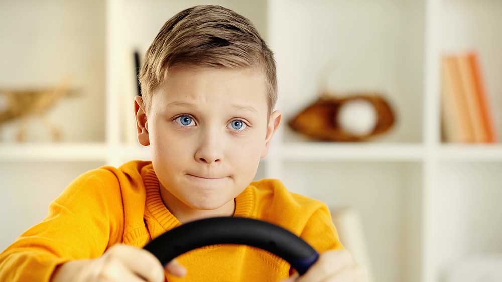 Kluk drží volant v rukou_02