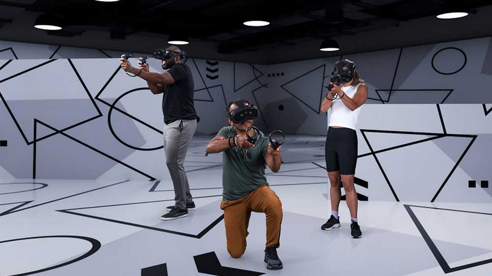 Lidé hrající hru ve virtuální realitě s VR brýlemi HTC VIVE Focus Vision_03