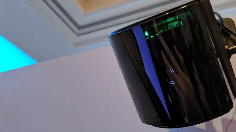 Senzor HTC Base Station 2.0 přidělaný na stěně_02