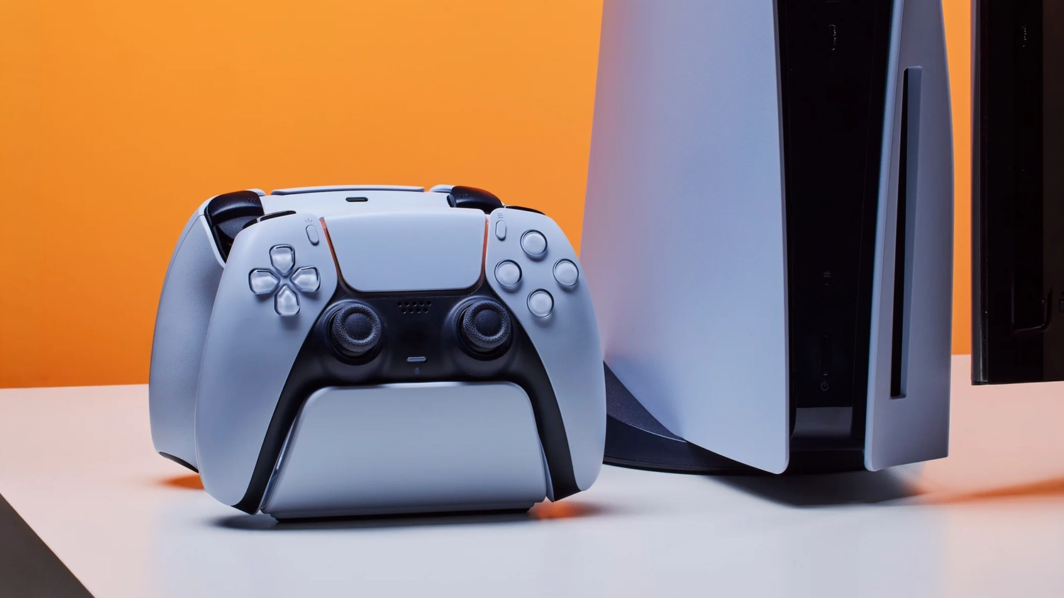 Dokovacia stanica HyperX ChargePlay Duo s ovládačmi vedľa PS5