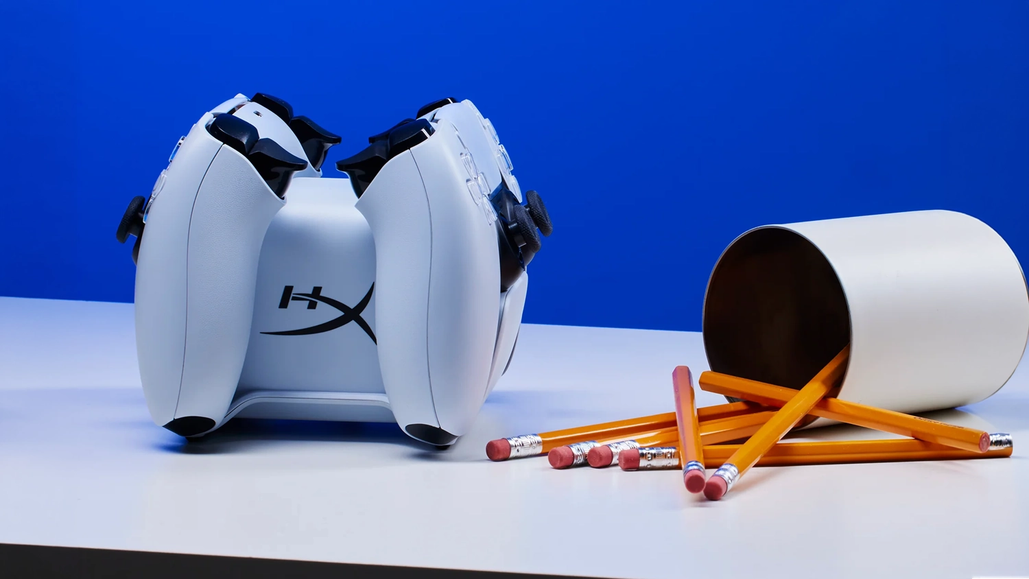 Dokovacia stanica HyperX ChargePlay Duo na stole