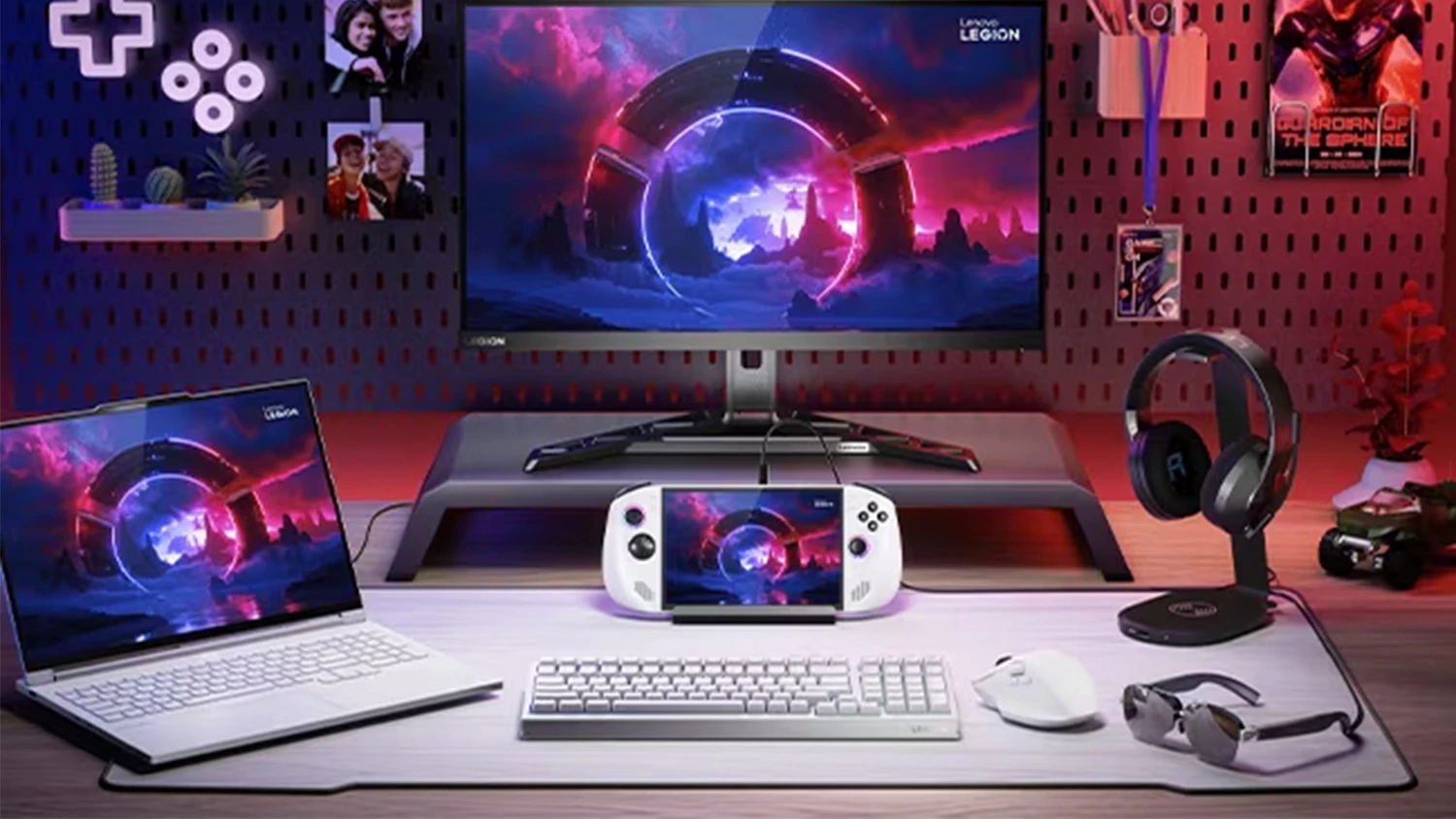 Konzola Lenovo Legion Go S 8APU1 na stole s monitorom a kl&aacute;vesnicou