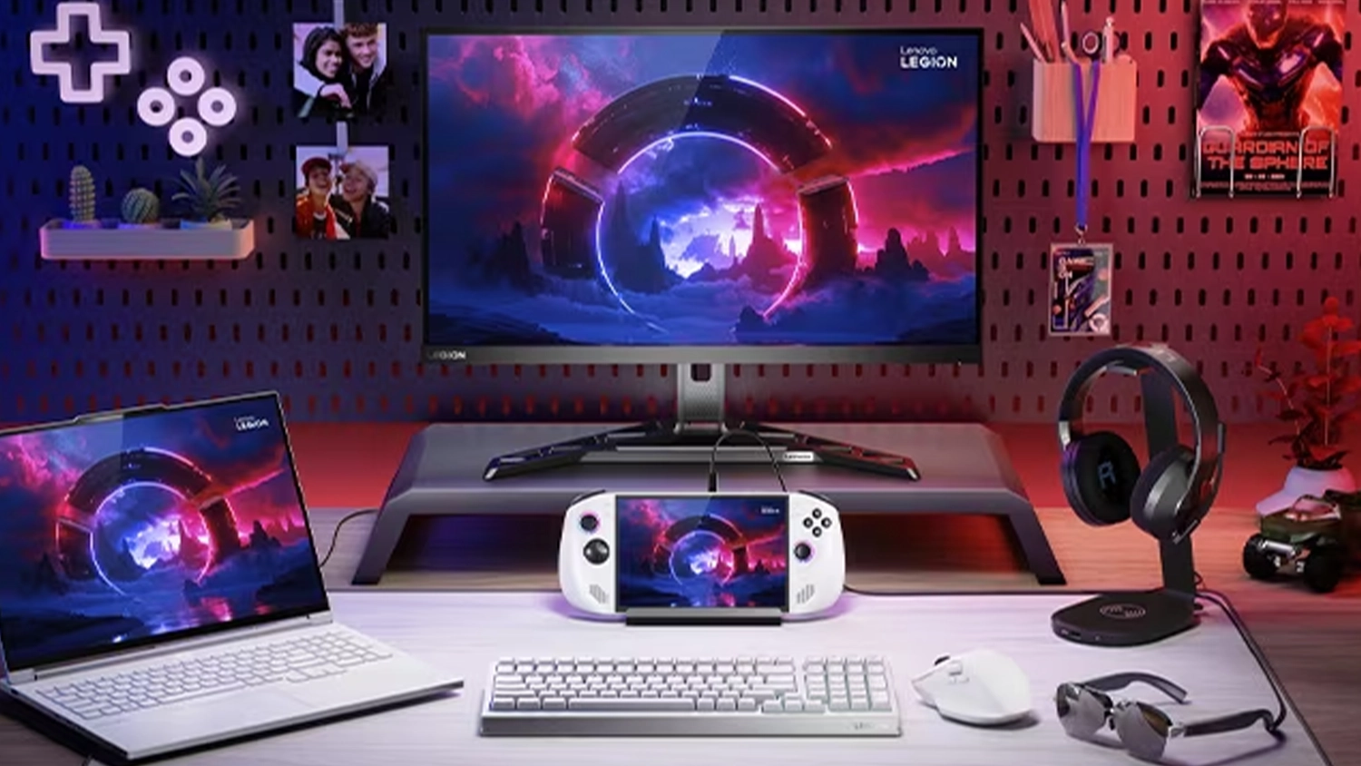 Konzola Lenovo Legion Go S 8APU1 na stole s monitorom a klávesnicou