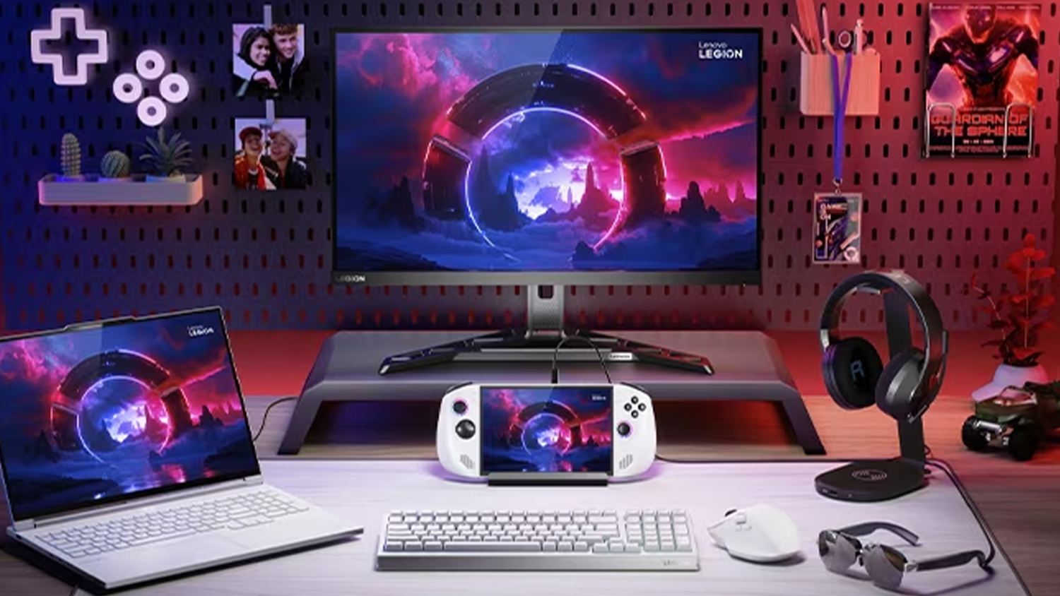 Konzole Lenovo Legion Go S 8APU1 na stole s monitorem a kl&aacute;vesnic&iacute;