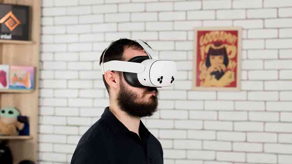 Muž používající brýle pro virtuální realitu Meta Quest 3S_02