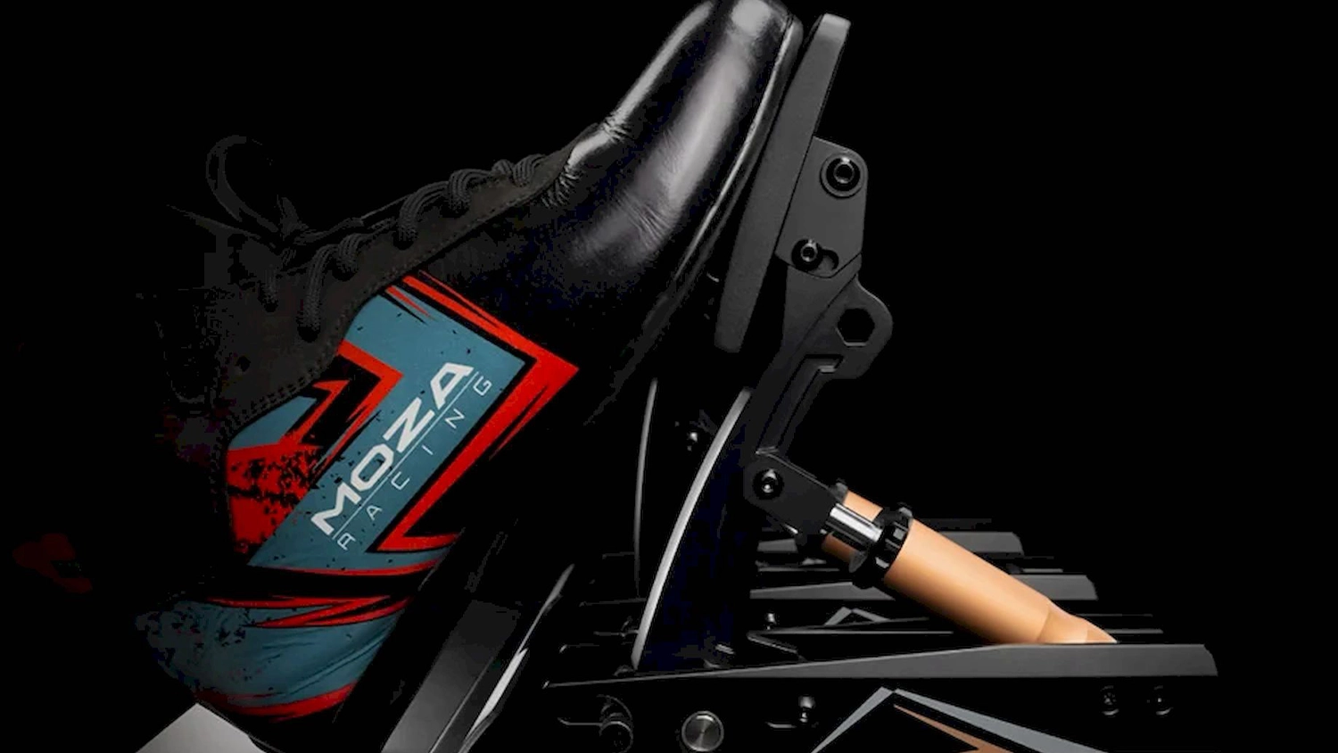 Spojkový pedál MOZA Racing – bota na pedálu