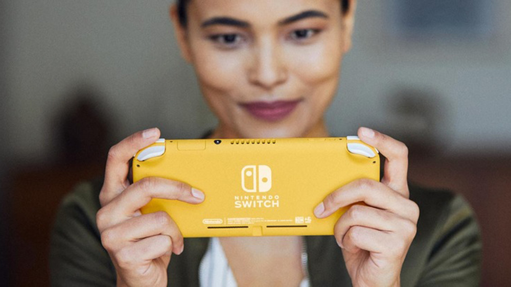 Žena hrající na Nintendo Switch Lite _02