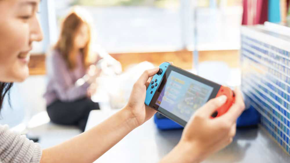 Dívka hrající na konzoli Nintendo Switch_02