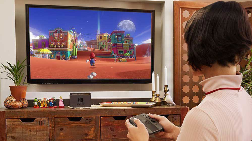 Žena hrající Maria na konzoli Nintendo Switch_03