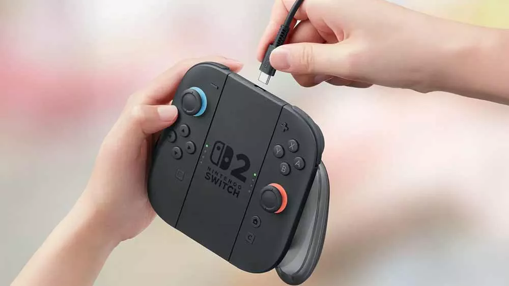 Človek zapojuje USB-C do nabíjacieho gripu Nintendo_02